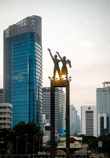 城市雕塑与现代高楼景观