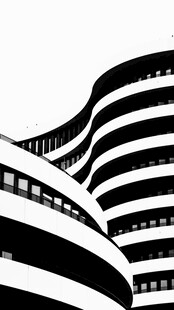 黑白曲线建筑外观