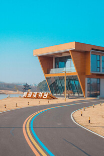 公路旁的现代风格建筑