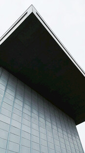 现代玻璃建筑一角