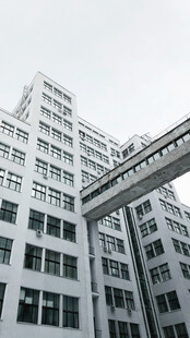 现代风格高楼间的连廊建筑