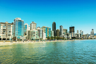 海滨城市天际线美丽风光
