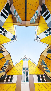 仰视多彩建筑屋顶景观