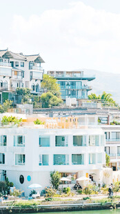 河畔多彩建筑景观