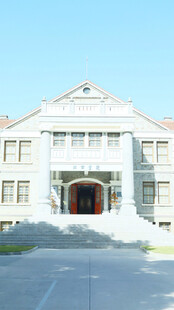 复古风格白色建筑外观