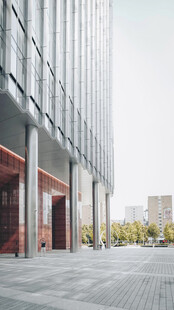 现代都市玻璃幕墙建筑外观