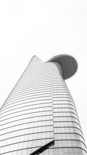 仰视现代摩天大楼建筑