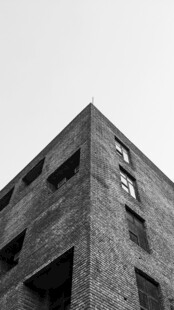 老旧砖墙建筑一角