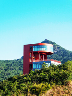 山林间的红色现代建筑
