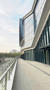 现代建筑旁的宽阔步道