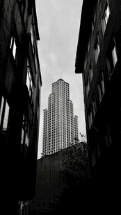 城市楼宇间的黑白景致