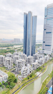河畔高楼林立的城市景观