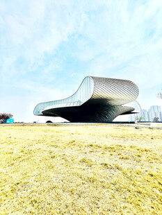 现代风格建筑坐落于草地