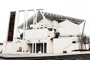 现代风格白色建筑外观