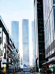 城市街道与摩天大楼景观