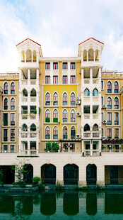 河畔多彩建筑景观