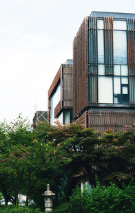 现代风格建筑与绿植景观