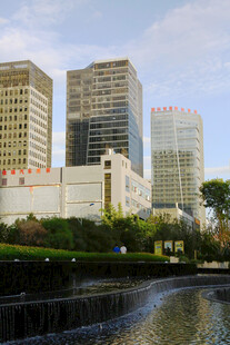 城市河畔的现代高楼景观