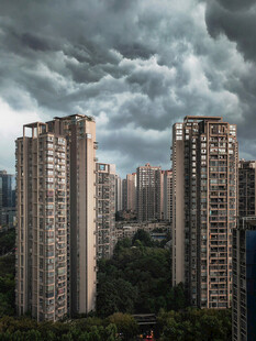 城市高楼与阴沉天空景象