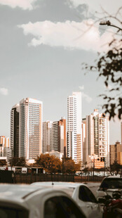 城市高楼与近处车辆景观