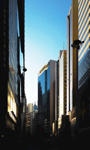 城市楼宇间的光影景致