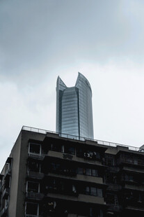 新旧建筑对比的城市景象