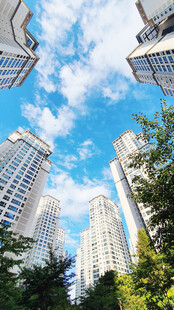 仰望都市高楼与蓝天白云