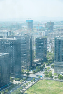 城市高楼与绿地景观