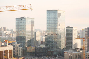 城市天际线与施工中的建筑