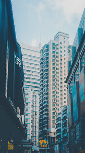 城市高楼间的街道景象