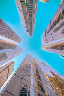 仰视都市摩天大楼建筑群