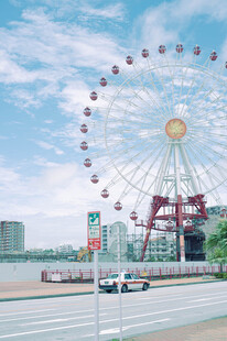 城市中的巨型摩天轮景观