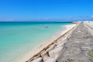 海边石砌防波堤与碧海蓝天