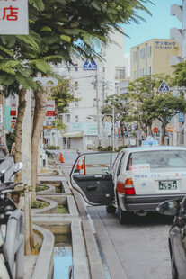 城市路边停车景象