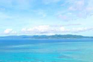 碧海蓝天中的远方岛屿