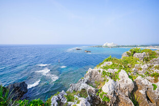 海边嶙峋岩石与蔚蓝大海
