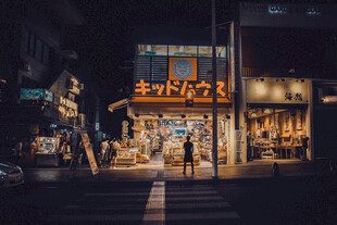 夜晚街头的温馨店铺景象