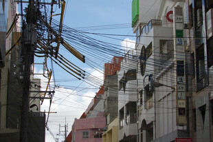 城市杂乱交错的空中电线