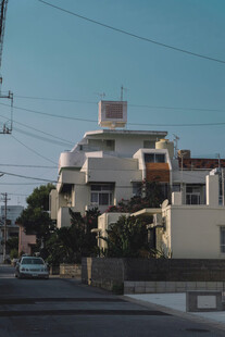 街道旁的多层白色建筑