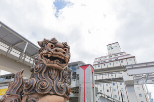 城市中的传统石狮子雕塑