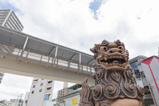 城市中的威严石狮子雕塑