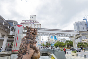 城市街头雕塑与高架桥景观