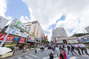 繁华都市街道热闹景象