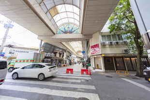 城市街道下的过街天桥景观