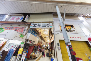 热闹商业街景象