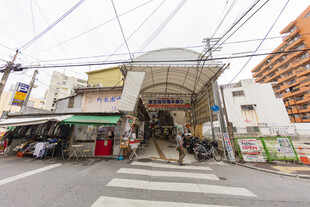 日本街头传统建筑景象