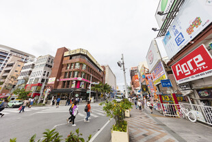 繁华城市街道景象
