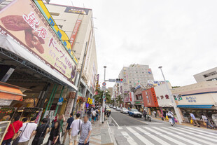 繁华都市街道行人景象