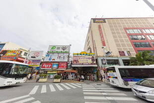 城市街头热闹的公交站点
