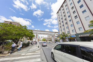 城市街道行人车辆景象